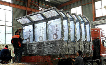 深圳创意太阳能广告垃圾箱装车